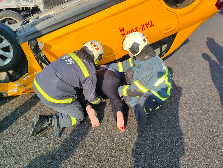 警消救出計程車駕駛。翻攝畫面