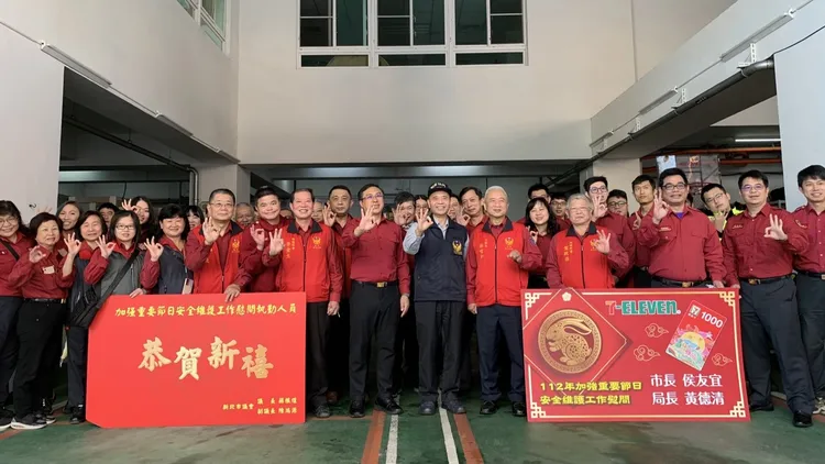 新北市消防局副局長李清安與義消總隊前往第三大隊慰問。新北市消防局提供