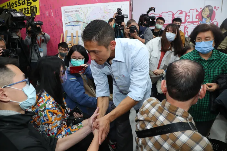 吳怡農不忘再次握緊選民的手表示感謝。鄭孟晃攝