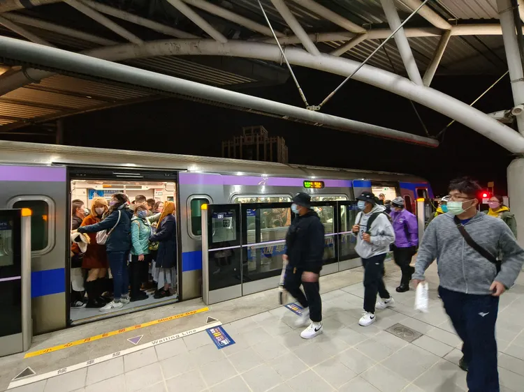 捷運車廂滿滿人潮。市府提供