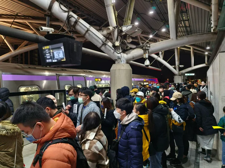 捷運月台人潮。
市府提供