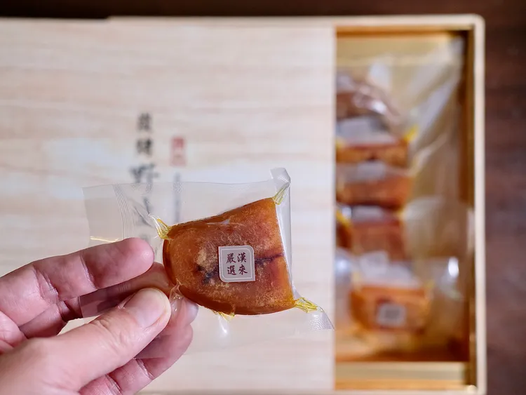 漢來美食選擇高雄在地蚵仔寮的特選烏魚子，超級厚切，每塊至少有3公分厚度。葉盛耀攝