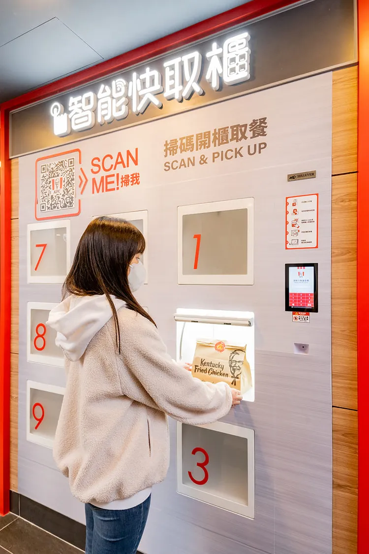 取餐時於智能快取櫃掃描條碼或輸入手機號碼即可開櫃領取餐點。業者提供