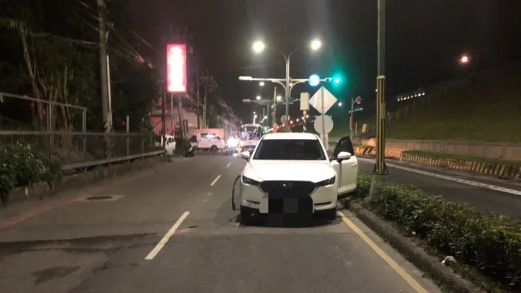 煞車不及輾過施姓騎士的林男轎車。蘆洲警分局提供