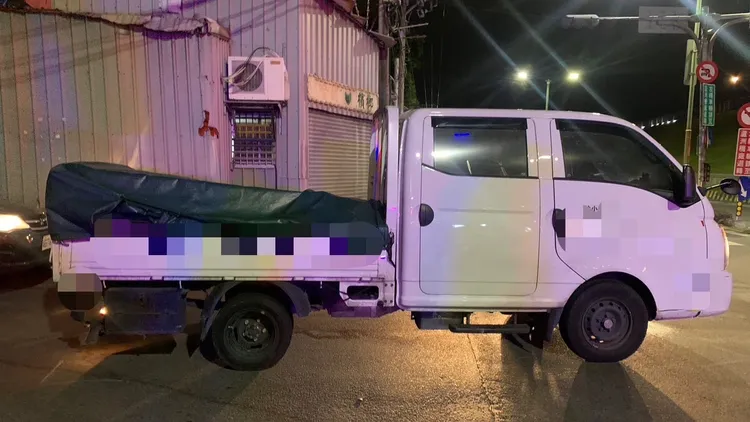 林男駕駛的小貨車車頭已突出路面。蘆洲警分局提供