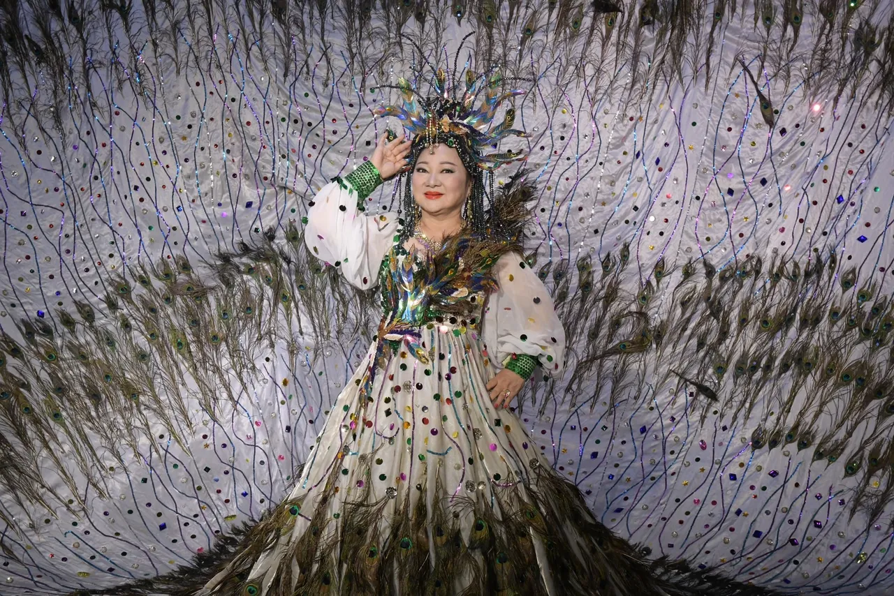 白冰冰跨年孔雀装，同样超震撼 。三立提供