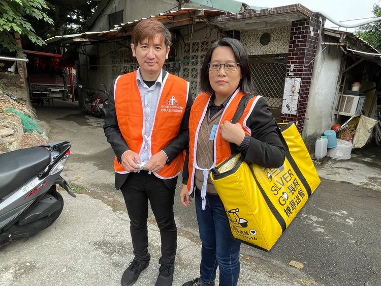 築間餐飲集團除了捐肉品幫長者加菜，還親自投入老人送餐服務。築間餐飲集團提供