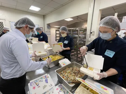 这家餐饮集团好有爱! 送爱心便当、每月再捐300公斤肉帮长者加菜