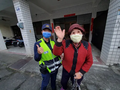 腳無力了! 阿嬤持柺蹲坐路旁   暖心女警上前關懷護送回家
