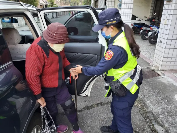 暖心女警怕阿嬤在十字路口發生危險，立即用警車護送回家。民眾提供