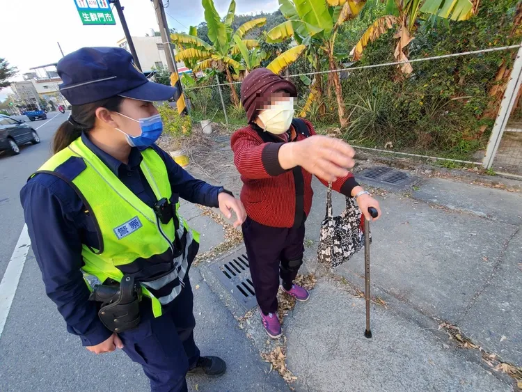 72歲阿嬤因腳無力尊座路旁，暖心女警上前關心護送回家。民眾提供
