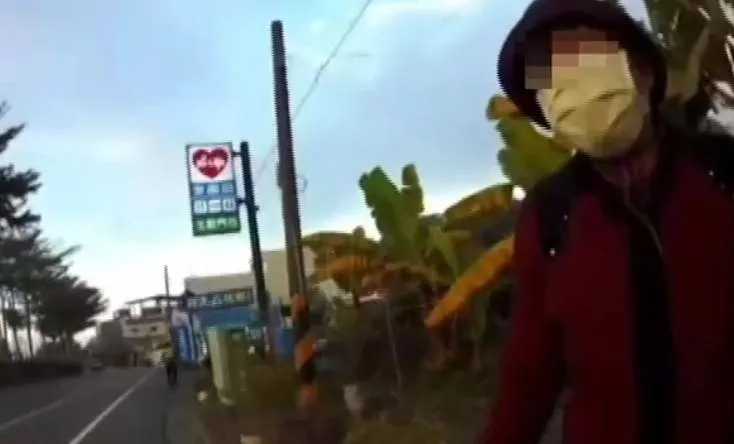 阿嬤說要到附近超商購物，因腳沒力所以坐在路旁休息。民眾提供