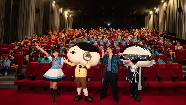 修杰楷（右二）帶著屁屁偵探（左二）、屁屁亞蒂（右）跟全場小朋友合影。台北双喜提供