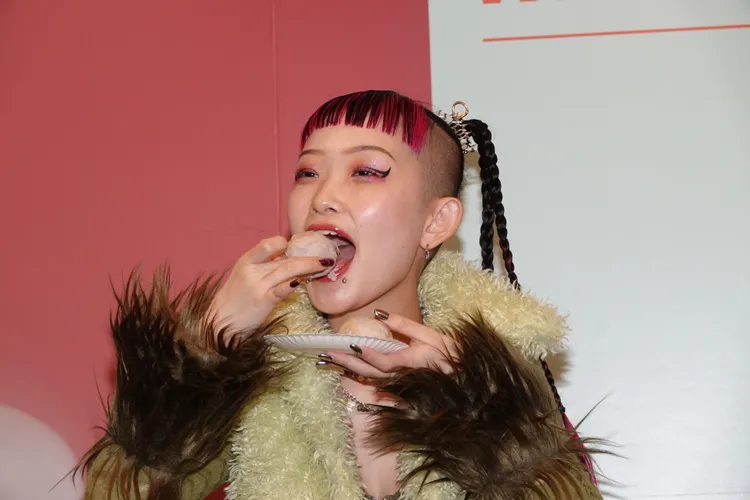 詩羽大口吃流心酥，直呼太好吃了。陳德興攝