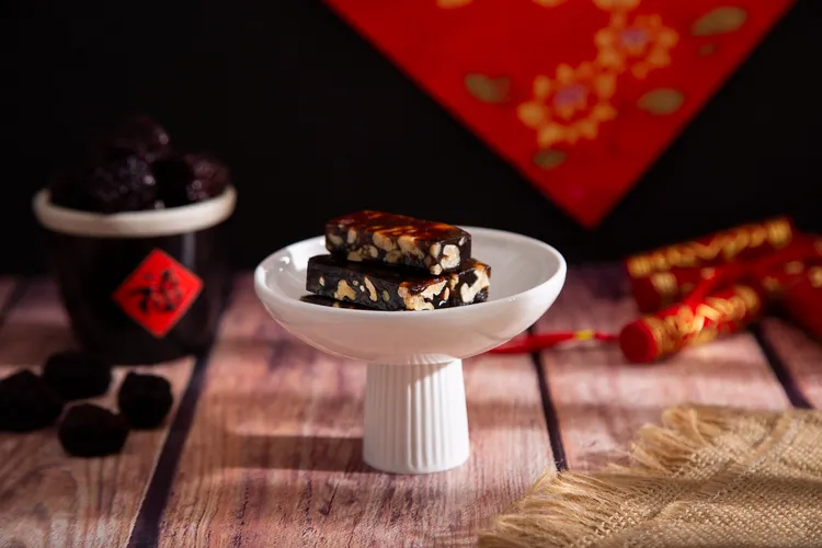 郭元益「頂級南棗核桃糕」全程純手工煉製，整體工序較以往繁瑣且耗時4倍，呈現濃郁滑順棗香與具Q度口感，產品原料亦升級。業者提供