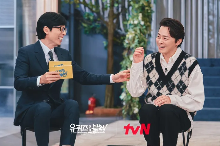 曹政奭（右）提到幫女兒剪指甲失手，害她流血，自己難過崩潰，讓「女兒控」劉在錫感同身受。翻攝tvN