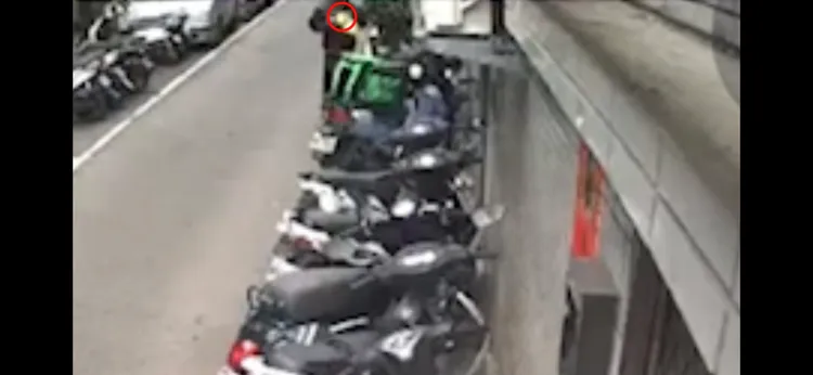 吳嫌從機車上偷走夾鏈袋，監視器拍下畫面，警方1小時火速逮人。警方提供