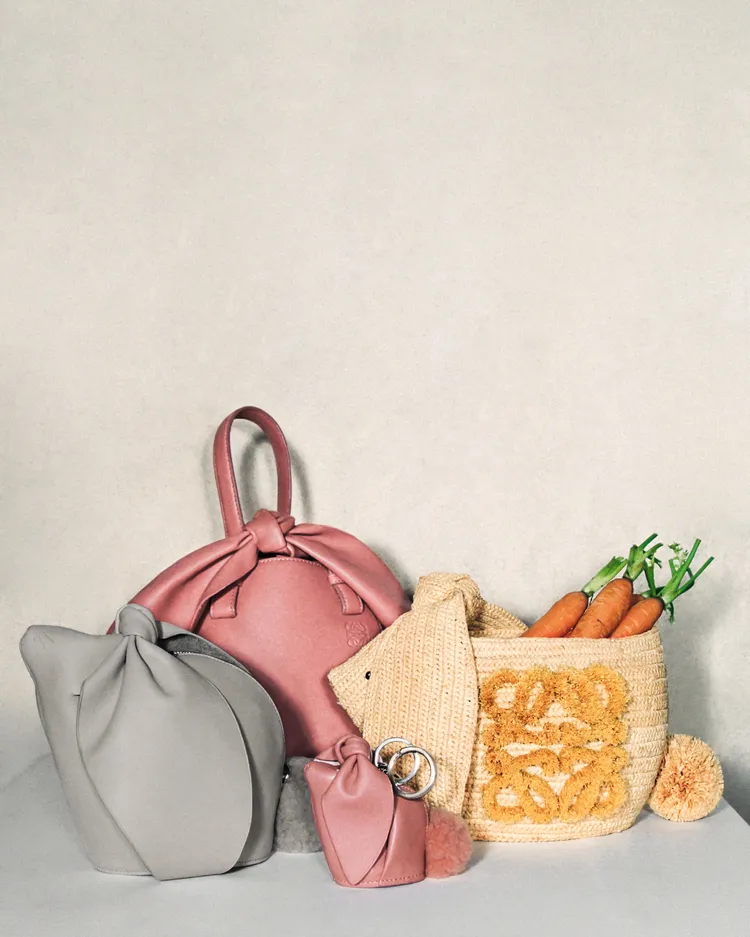 LOEWE為旗下多款標誌性包款，裝上了象徵兔年的長耳造型繩結。品牌提供