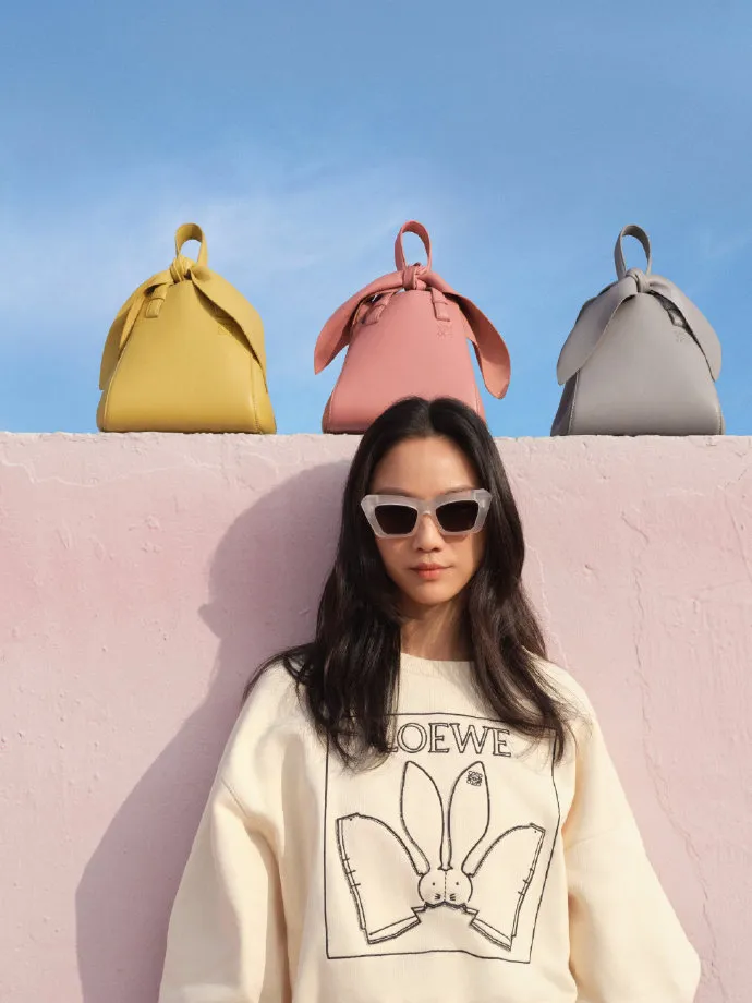 湯唯以饒富趣味感的畫面，演繹LOEWE為兔年推出的限定系列商品。翻攝LOEWE微博