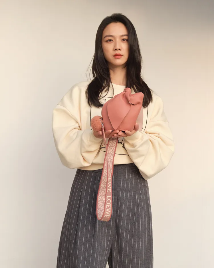 湯唯去年升任LOEWE全球形象大使，她空靈的氣質和品牌充滿藝術感的設計風格格外合拍。品牌提供