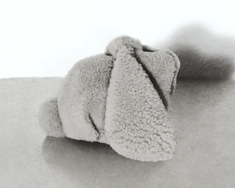 迷霧灰兔子造型毛絨手拿包，6萬6000元。品牌提供