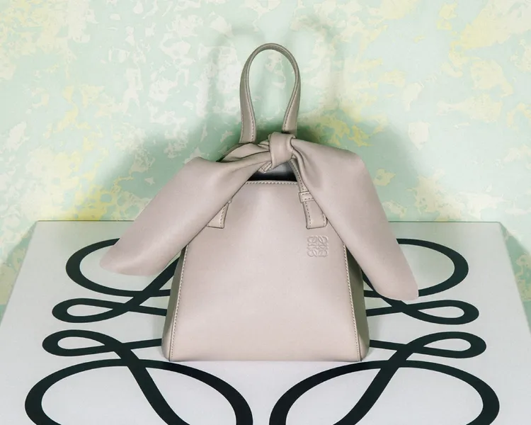 Hammock Nugget迷霧灰小牛皮肩背提包，10萬8000元。品牌提供