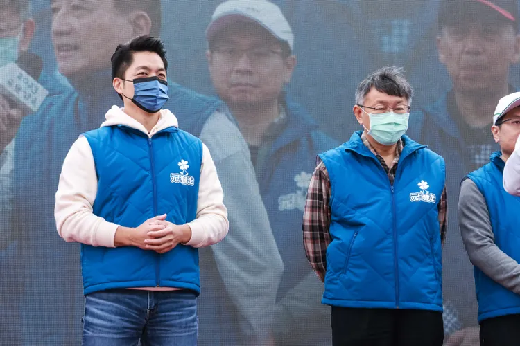 台北市長蔣萬安（左）、前市長柯文哲同台出席元旦健走。趙世平攝