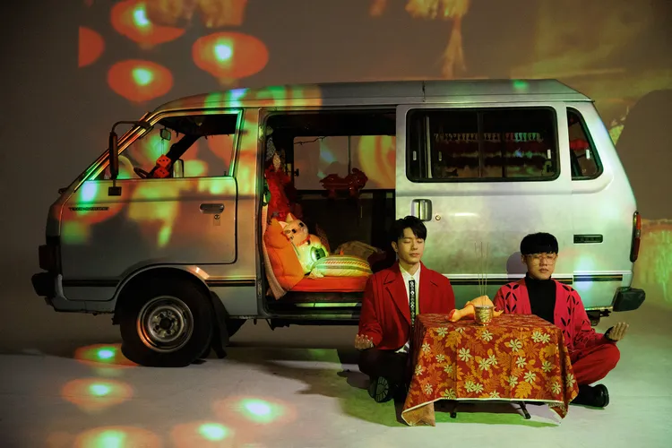 韋禮安（左）與八三夭劉逼合作歪歌《初四阿北 》。索尼提供