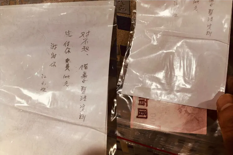 原PO分享紙條照片上面寫道：「對不起，借桌子整理資料，先付你電費100元，謝謝你。江小姐」。翻攝《爆料公社》社團