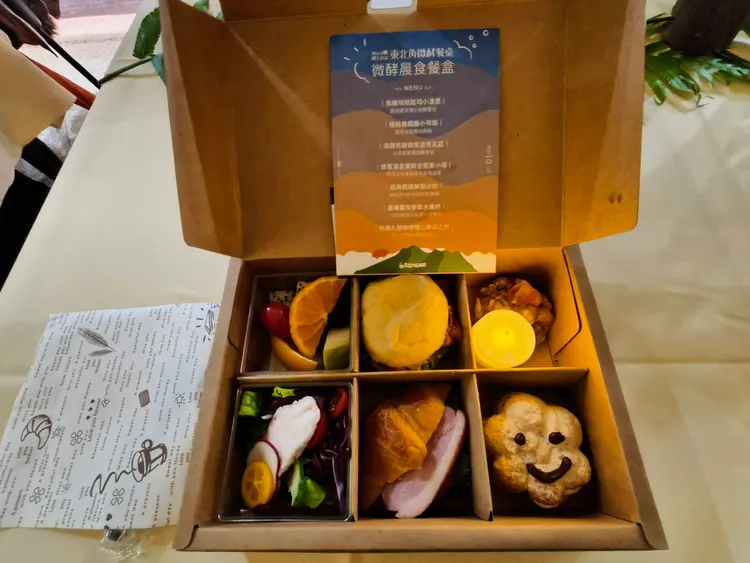 活動於外澳服務區佈置「微酵餐桌」，並輔以燈光、花藝妝點塑造溫暖氛圍，而在餐點上更特別與在地品牌「燈泡魚甜點工作室」、「外澳九號咖啡」合作研發，融入宜蘭藏酒酒莊微酵麵包食材設計，陪伴遊客享受愜意的東北角微笑食光。風管處提供