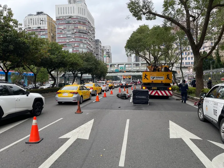 警方調查事故現場。翻攝畫面