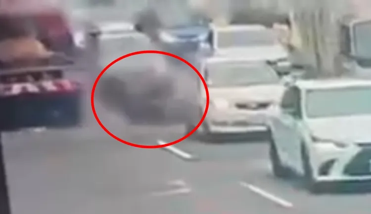 機車經過吊車車旁時突然倒地。翻攝畫面