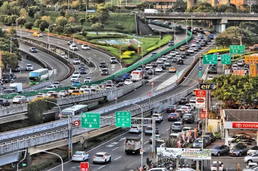 國道塞爆怎麼辦？神人3妙招解悶　網友笑噴：真的服了U