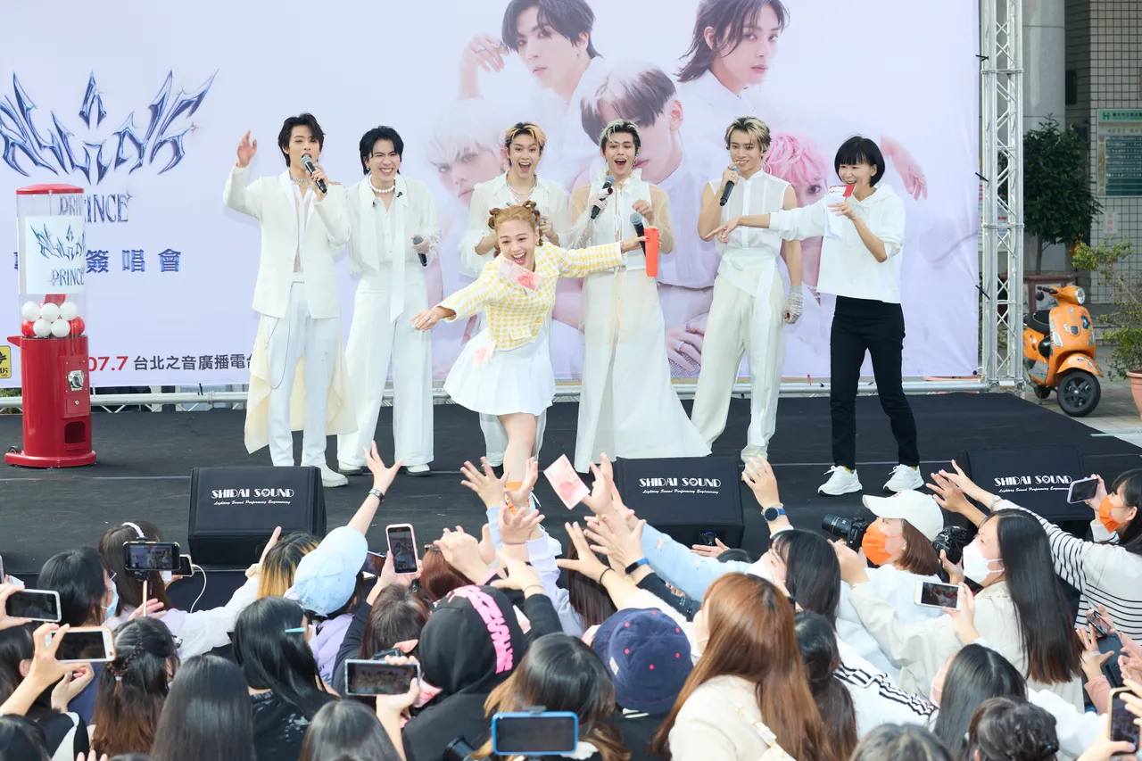 吴映洁发送红包给现场粉丝。必应创造提供