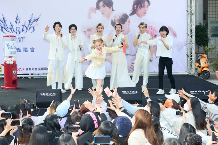 吳映潔發送紅包給現場粉絲。必應創造提供