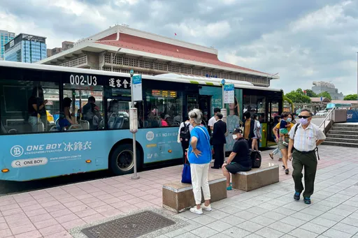 寺庙商圈景点公车春节加密班次  捷运接驳公车这两天减半行驶