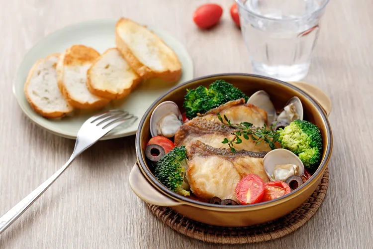 「地中海香煎紅魽魚/280元」煎到外皮酥脆、內層香嫩，義式香料帶出鮮甜。業者提供