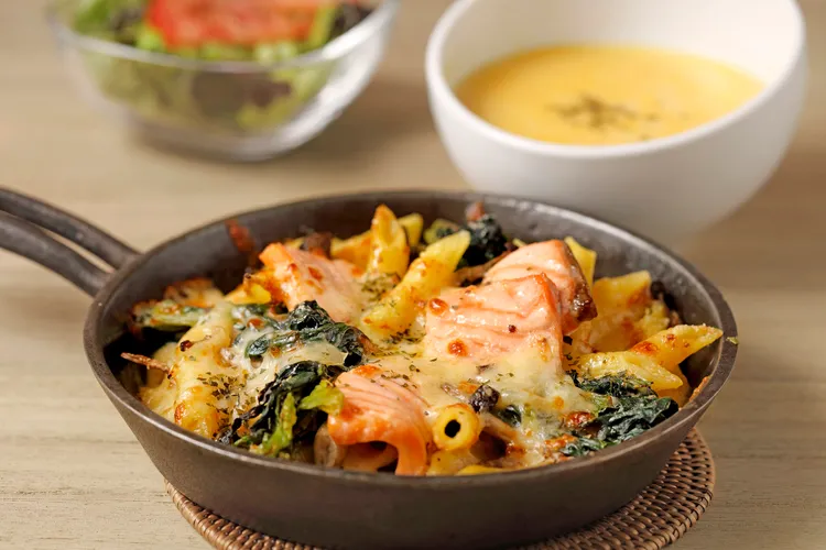 「白醬鮭魚筆管麵/300元」以白醬融合大塊鮭魚、菠菜等，加入起司焗烤後，香氣更逼人。業者提供