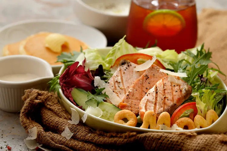 鮭魚煎香後佐配各式生菜即是「帕瑪森鮭魚凱薩沙拉/260元」，是店鋪裡人氣沙拉選擇。業者提供