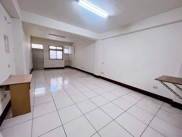 透過照片發現屋況經過簡單整理，沒有擺放家具現為空屋。翻攝《我是凶宅！！買賣》