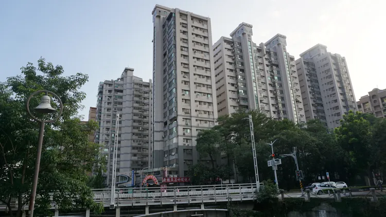 營建成本提升導致新屋房價大幅上漲，中古屋也跟著漲，房價基期整體被拉高。葉家銘攝