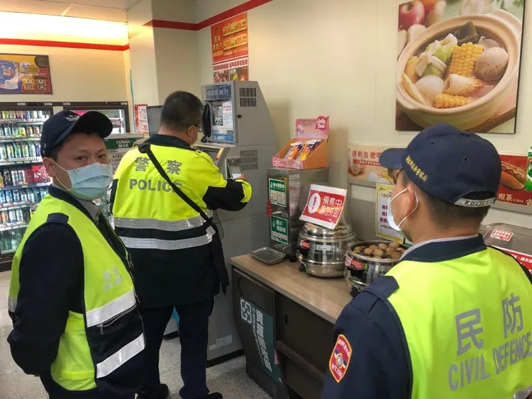 警方巡視超商ATM。警方提供