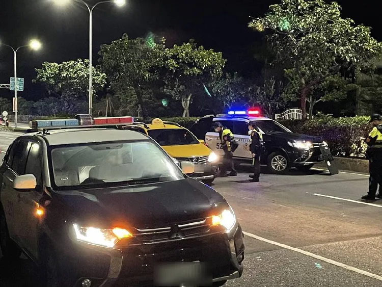 分局長黃南山表示，檢視本分局111年全年度在治安維護工作方面，查緝詐欺案件、職業職場、槍枝、毒品能量等均有不錯成績，根據去年經驗，今112年將更精進、更成熟打擊犯罪力量投入春節期間治安維護工作，在此除提前祝福大家兔年「鴻兔大展、錢兔似錦」外，年節期間在外遇到執勤員警與協勤民力，希望能給予執勤同仁說聲「謝謝、辛苦你了」，簡單一句話，將是對在外辛苦執勤員警最大的肯定與鼓勵，淡水警分局全體同仁已做好準備，有信心讓淡水、三芝區所有民眾均能安心過好年。