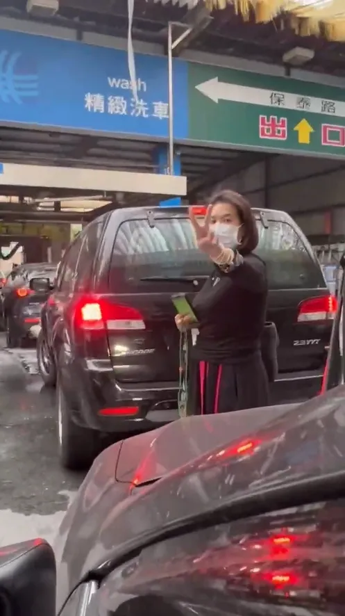 大媽看到鏡頭在拍還囂張比YA。翻攝爆料公社