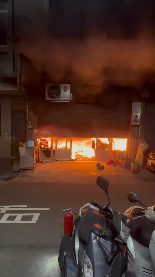 整棟透天厝陷入火海。民眾提供