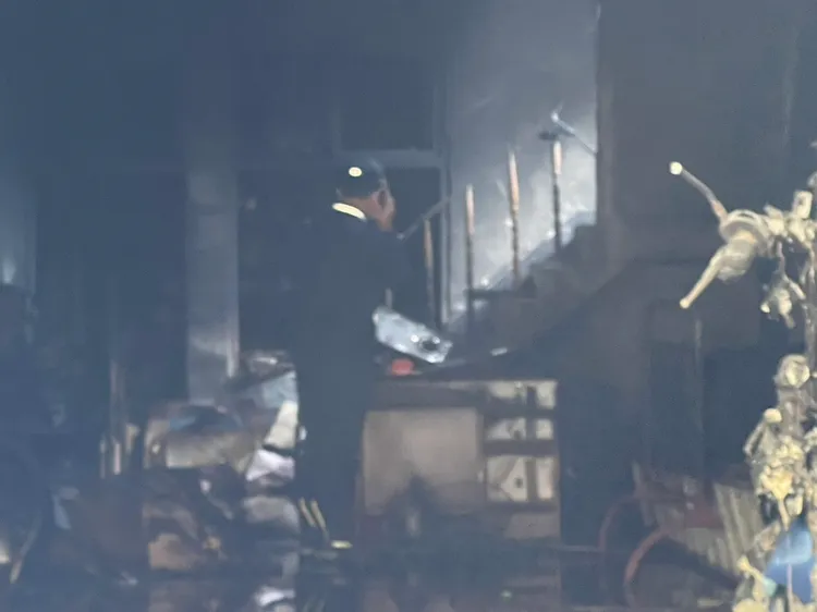 火調人員進入火場勘災。王煌忠攝