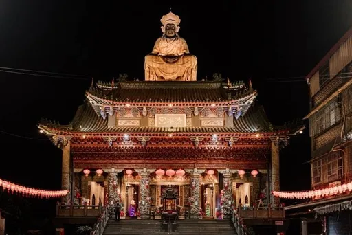 高雄燈會移師蓮池潭 賞燈、廟宇拜拜全包了!還有大禮好抽