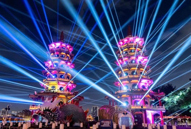 慈濟宮前龍虎塔。觀光局提供