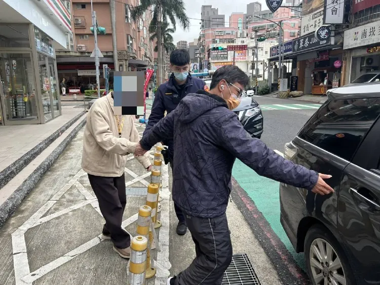 警方協助走失老翁返家。警方提供