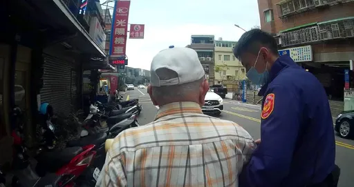 長輩外出忘了回家路1天2起 蘆竹警提醒配戴愛心手環防走失